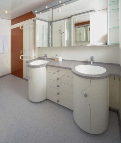 Waschtisch, Spiegelschrank und Heizkörper mit Badetuchhalter