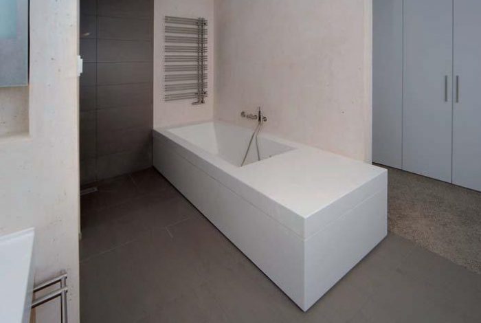 Badewanne speziell an die Bausituation angepasst, Ausführung CREAN!T®