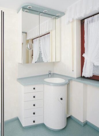Waschtisch Modul mit Fenstersims-Überbauung Spiegelschrank und Beleuchtungsboard