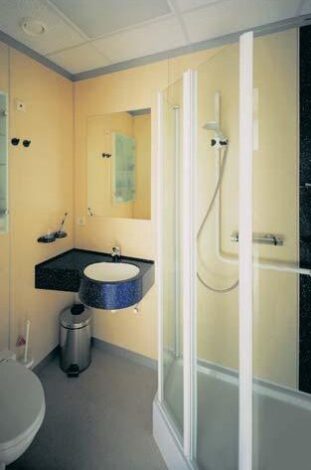 Badanlage mit Waschtisch und WC für Patientenzimmer