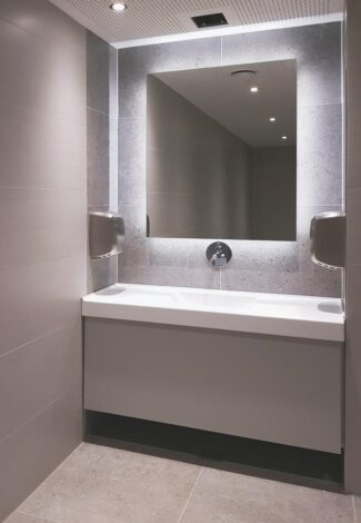 Gäste WC Einzel – Waschtisch und LED hinterleuchteter Wandspiegel