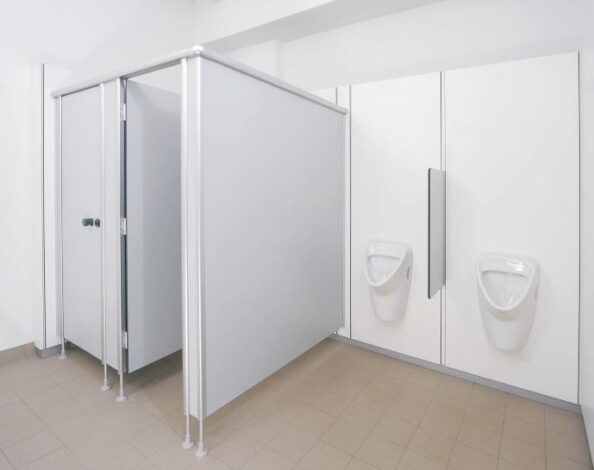 WC- + Urinalanlage mit HPL Trennwand und Dallmer Elektronik- Urinalsteuerung