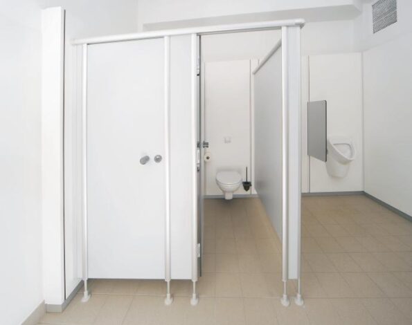 WC- + Urinalanlage mit HPL Trennwand, für Industrie-, Gewerbe- und Mietwohnungsbau