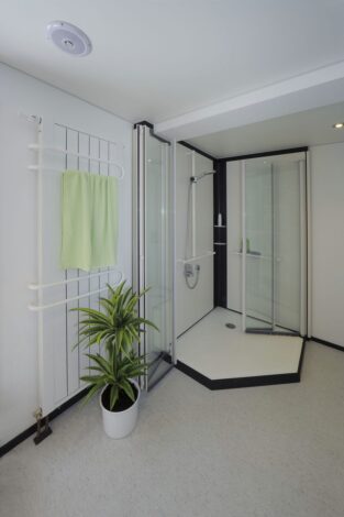 Duschkabine mit offenen Duschglastüren