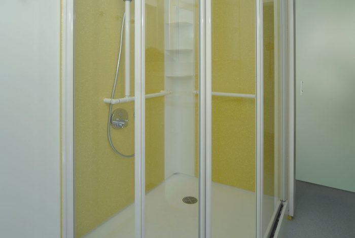 Dusch Modul mit geschlossenen Duschglastüren