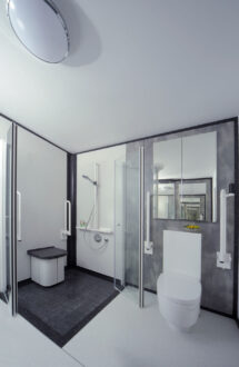 Hochbelastbarer Duschsitz, bodenstehendes Dusch WC und Spiegelschrank