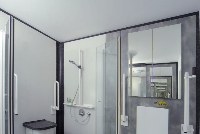 Hochbelastbarer Duschsitz, bodenstehendes Dusch WC und Spiegelschrank