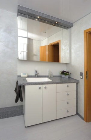 Waschtischanlage mit Unter- und Spiegelschrank
