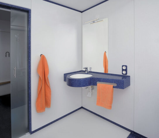 Option 1 Waschtisch mit Großflächenspiegel und Handtuchhalter in der Waschtischschürze