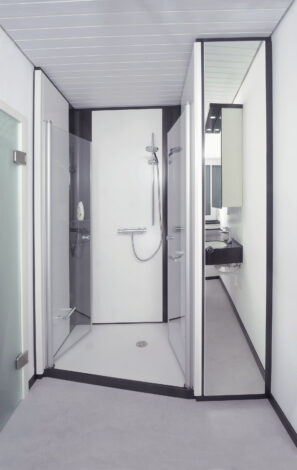 Duschanlage mit Schrank und Ganzkörperspiegel